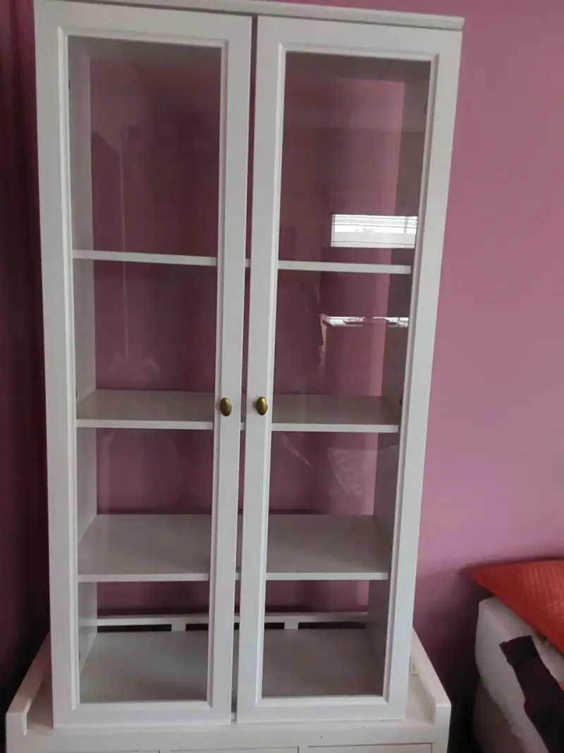 Vitrina blanca con puertas de vidrio - 2