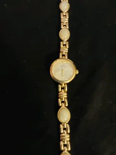 Reloj dorado de pulsera - miniatura 1