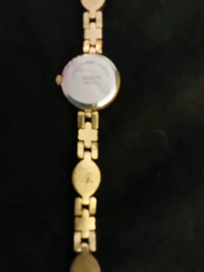 Reloj dorado de pulsera - miniatura 3