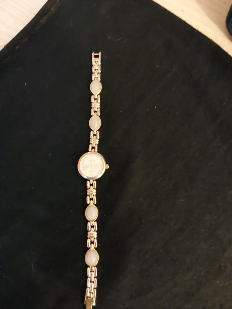 Reloj dorado de pulsera - 4