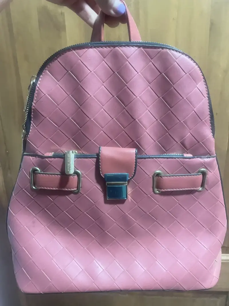 Mochila rosada cuerina con patrón tejido - 1