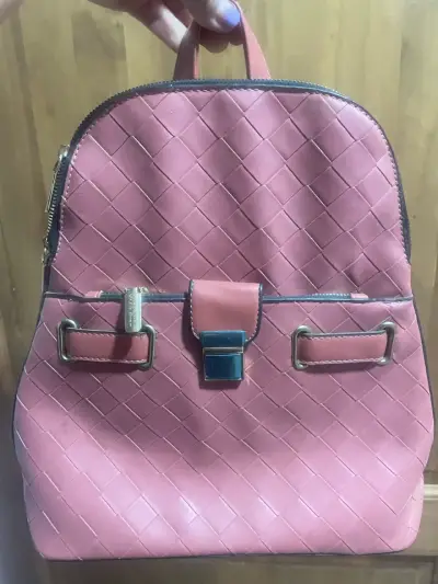 Mochila rosada cuerina con patrón tejido - miniatura 1