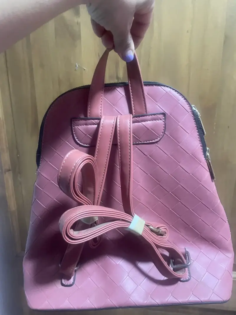 Mochila rosada cuerina con patrón tejido - 2