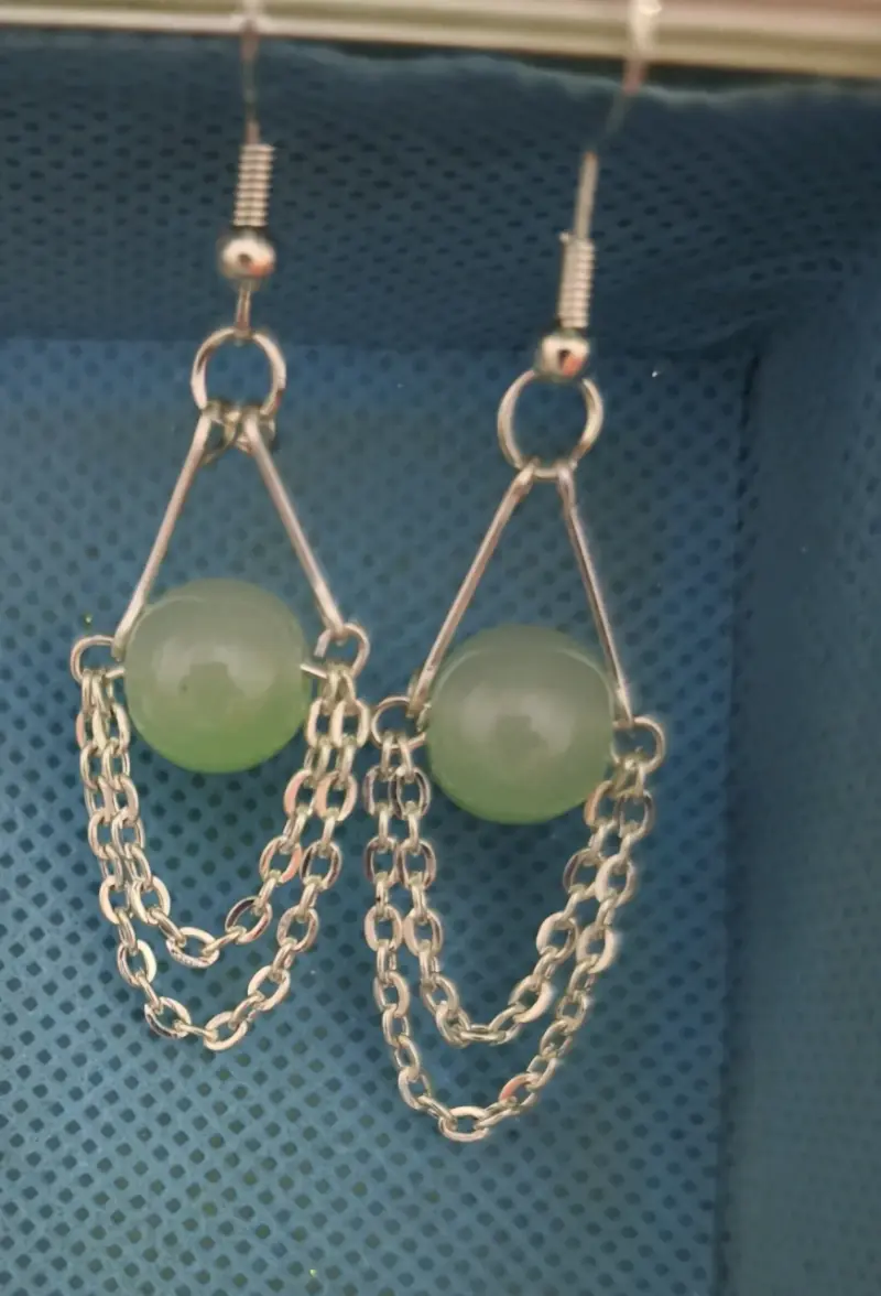 Aros de perla verde con cadenas