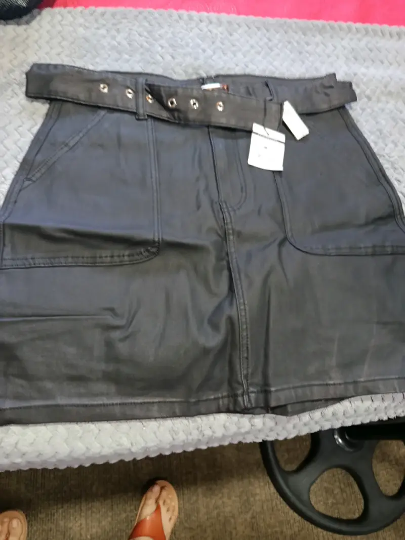 Falda negra cuerina con cinturón - 1