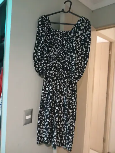 Vestido floral negro y blanco - miniatura 2