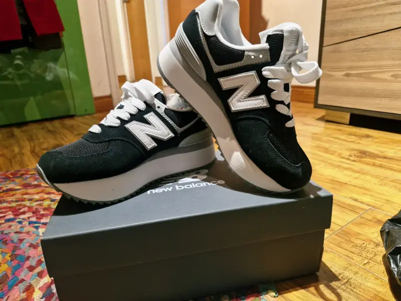 Zapatillas New Balance blancas y negras