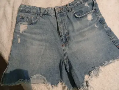 Shorts de jean desgastados - miniatura 1