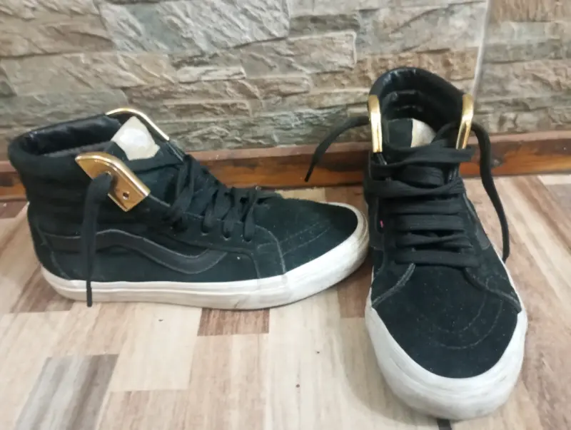Zapatillas VANS negras con detalles dorados - 1