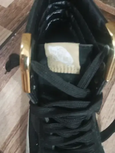 Zapatillas VANS negras con detalles dorados - miniatura 3