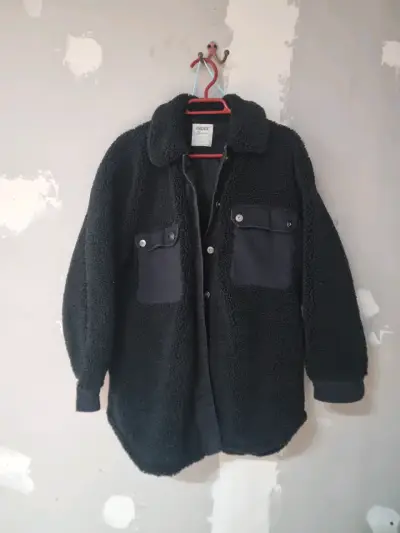 Chaqueta negra calentita - miniatura 1