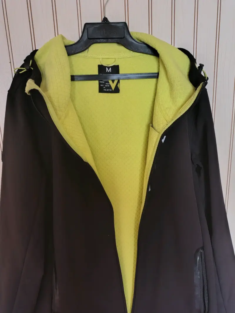 Chaqueta deportiva negra con capucha - 3