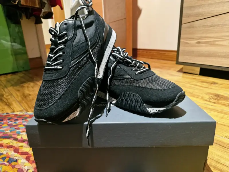 Zapatillas deportivas negras, marca benetton. - 1