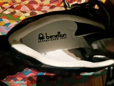 Zapatillas deportivas negras, marca benetton. - miniatura 2