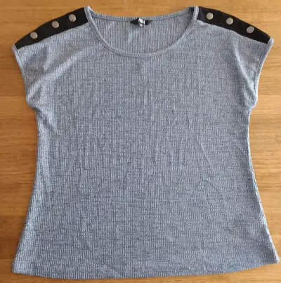 Polera ASH gris con botones decorativos - miniatura 1