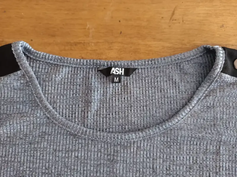 Polera ASH gris con botones decorativos - 2