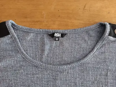 Polera ASH gris con botones decorativos - miniatura 2