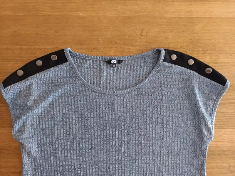 Polera ASH gris con botones decorativos - 3