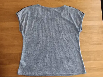 Polera ASH gris con botones decorativos - miniatura 4