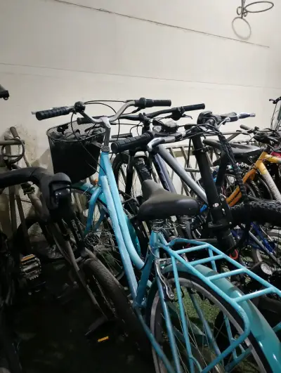 Bicicleta urbana celeste marca SCOOP - miniatura 3