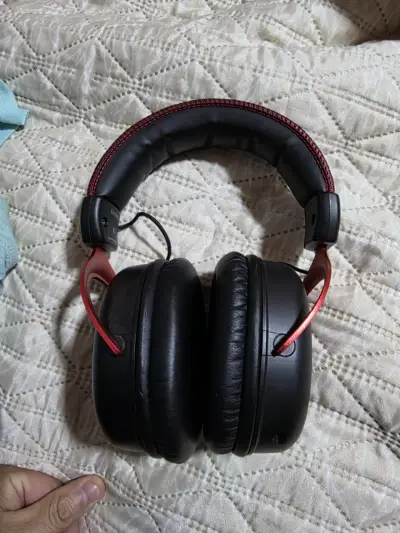 Audífonos over-ear negros y rojos - miniatura 1