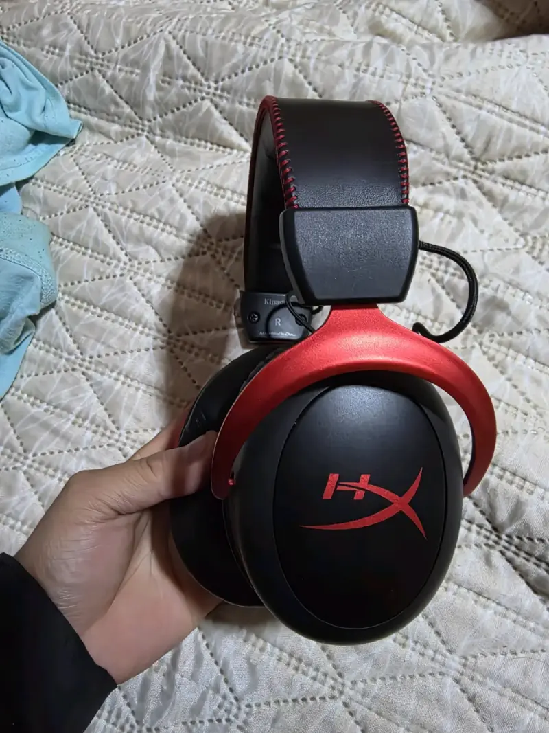 Audífonos over-ear negros y rojos - 2