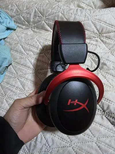 Audífonos over-ear negros y rojos - miniatura 2