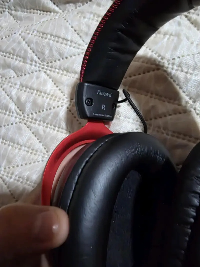 Audífonos over-ear negros y rojos - 3