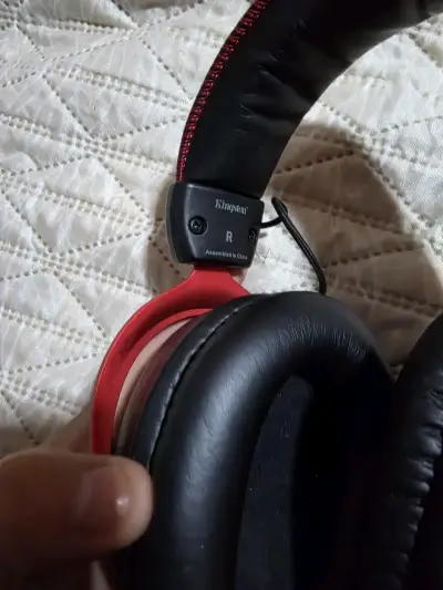 Audífonos over-ear negros y rojos - miniatura 3