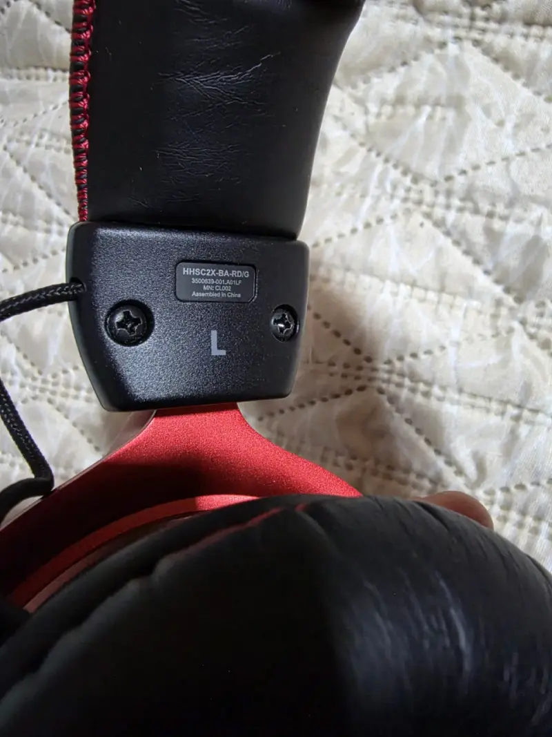 Audífonos over-ear negros y rojos - 4