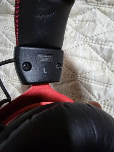 Audífonos over-ear negros y rojos - miniatura 4