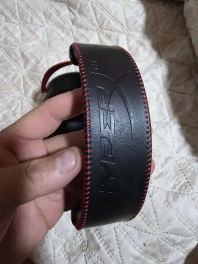 Audífonos over-ear negros y rojos - miniatura 5