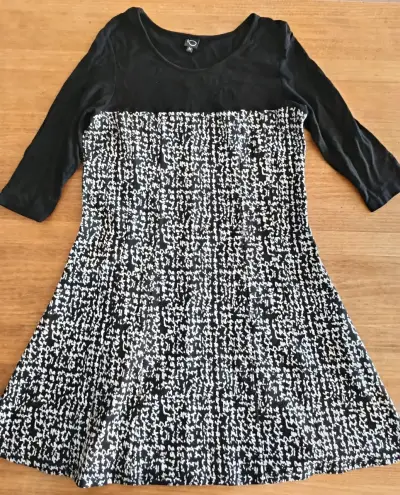 Vestido negro IO talla M con estampado gráfico - miniatura 1