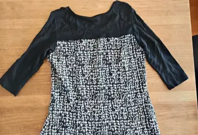 Vestido negro IO talla M con estampado gráfico - miniatura 5