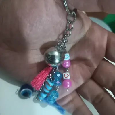 Llavero con borlas y cuentas coloridas - miniatura 4
