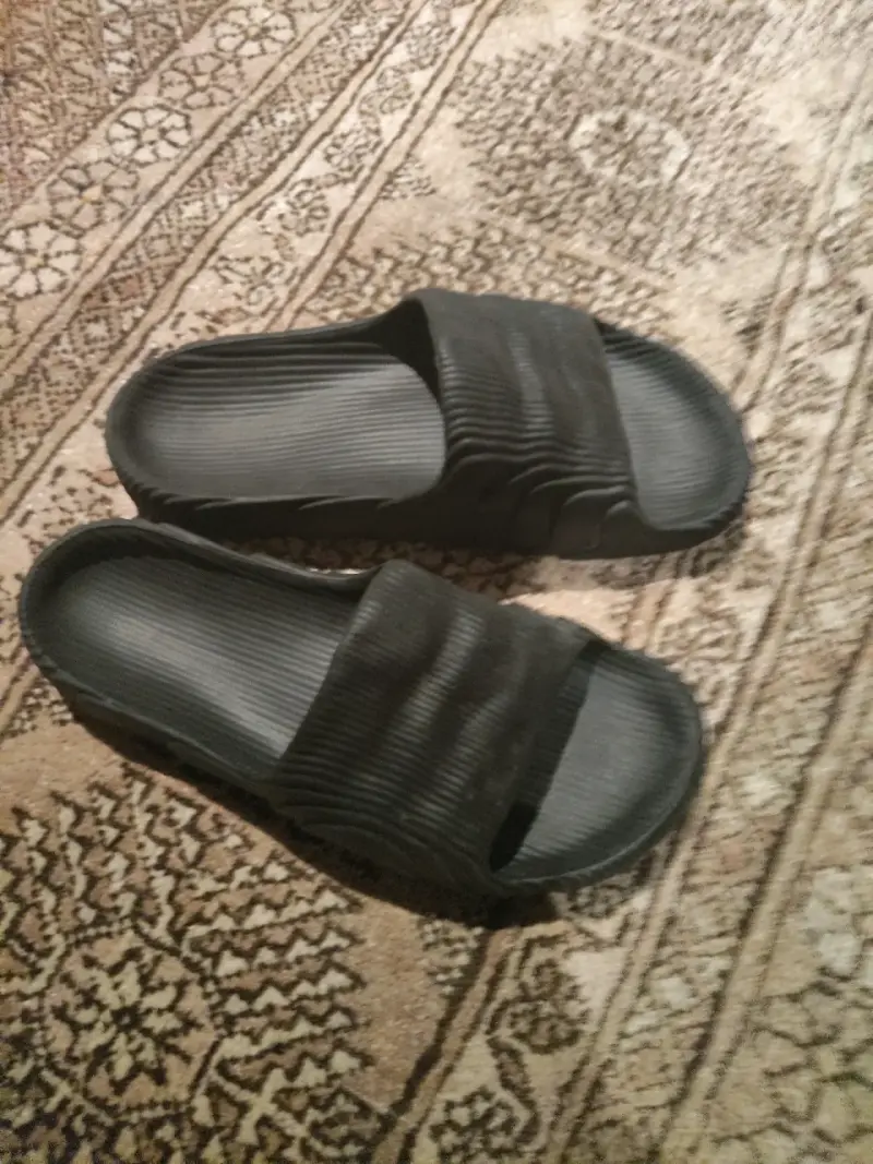 Sandalias negras de goma