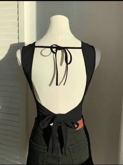 Top negro M  con lazo trasero - miniatura 2