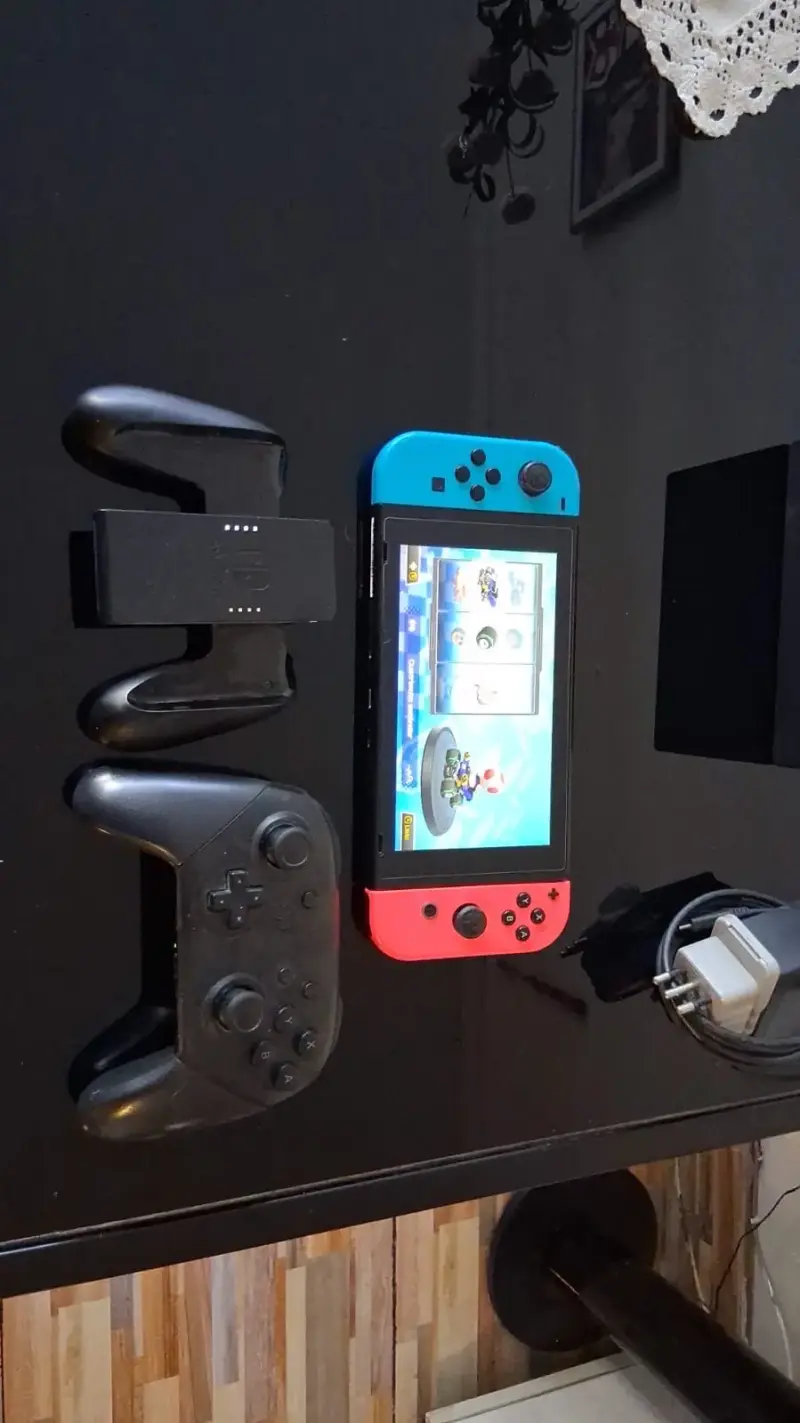 Consola de juego con controles - 1