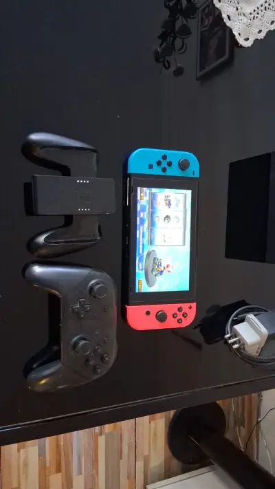 Consola de juego con controles - miniatura 1