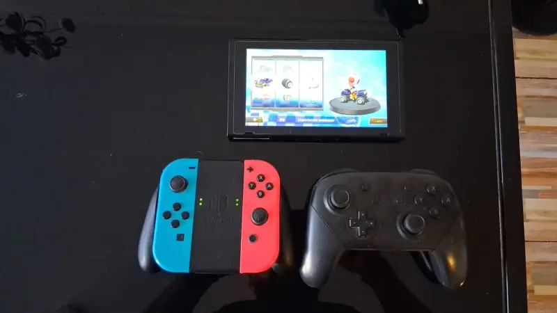 Consola de juego con controles - 2