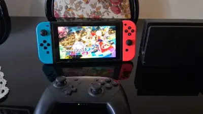 Consola de juego con controles - miniatura 4