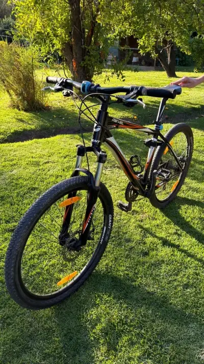 Bicicleta montaña Giant negra - miniatura 1
