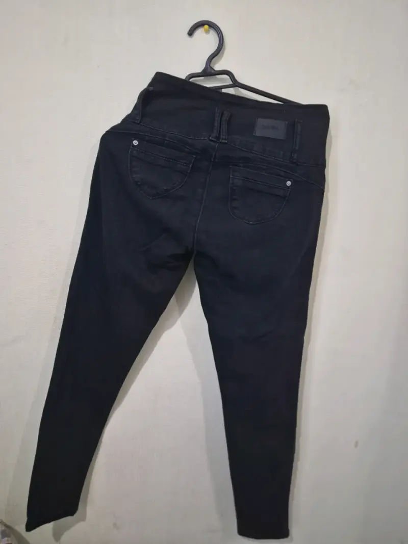 Jeans negros estilo clásico - 1