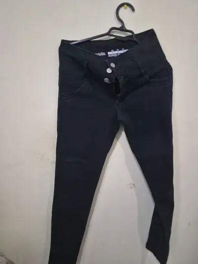 Jeans negros estilo clásico - miniatura 2