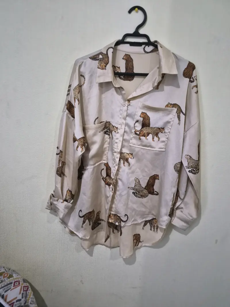 Blusa beige con estampado de animales - 1