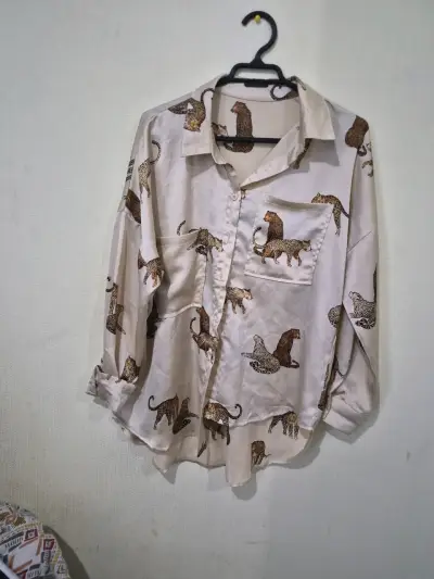 Blusa beige con estampado de animales - miniatura 1