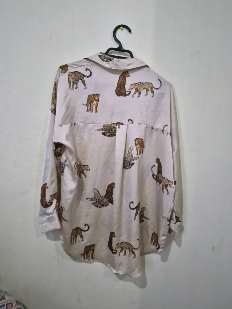 Blusa beige con estampado de animales - 2