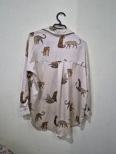 Blusa beige con estampado de animales - miniatura 2