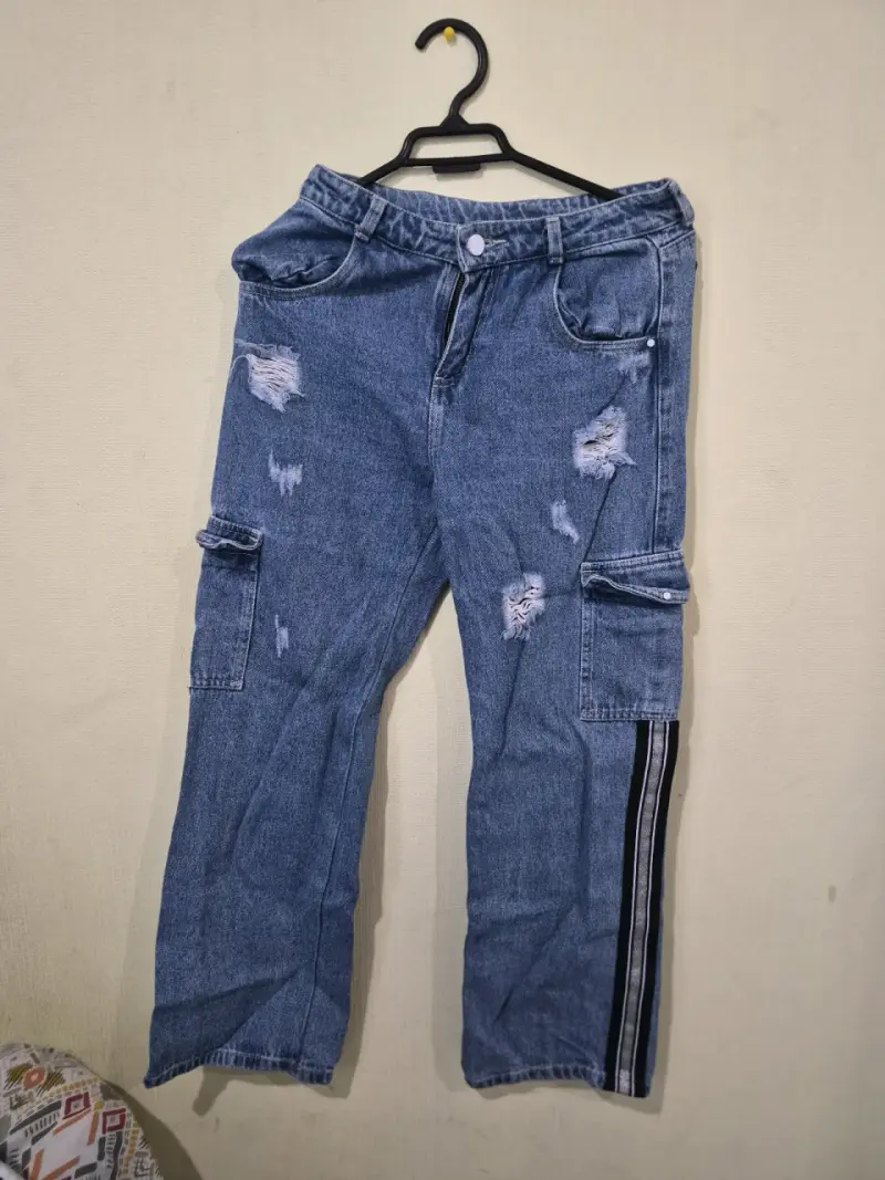 Jeans azul desgastado con bolsillos - 1