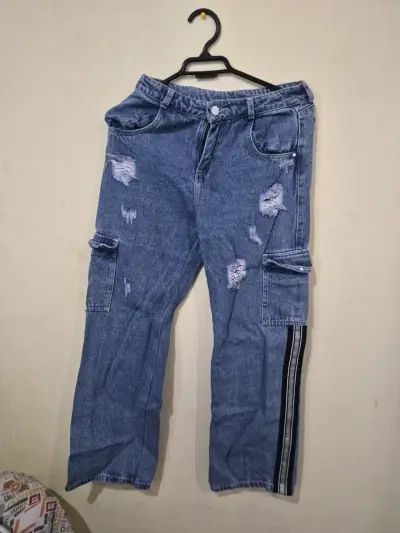 Jeans azul desgastado con bolsillos - miniatura 1